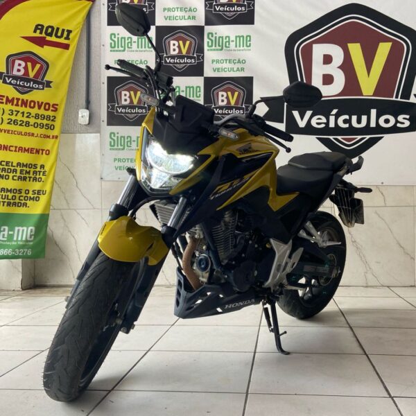 Moto Honda CB 300F Twister ABS 2024 Dourada em São Gonçalo - Imagem 3