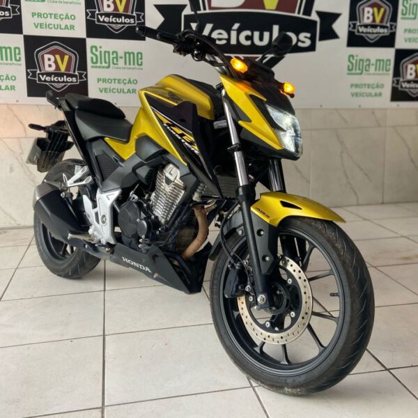 Moto Honda CB 300F Twister ABS 2024 Dourada em São Gonçalo - Imagem 4