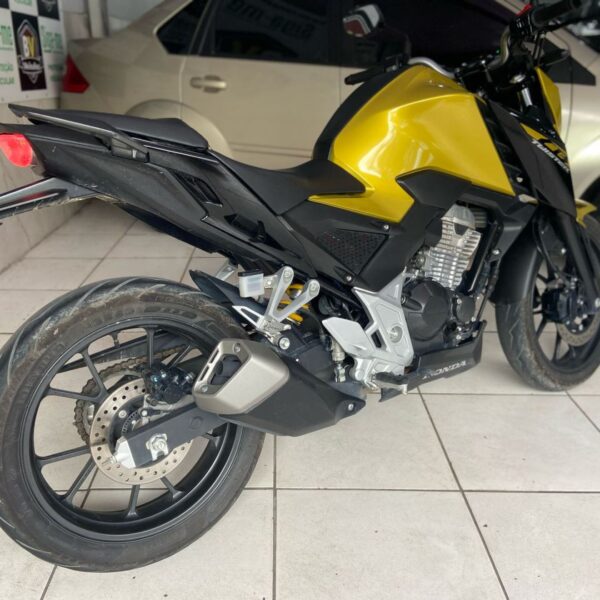 Moto Honda CB 300F Twister ABS 2024 Dourada em São Gonçalo - Imagem 5