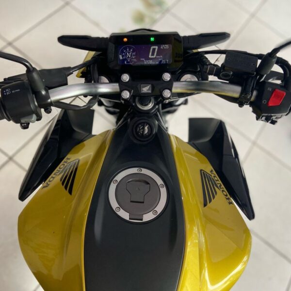 Moto Honda CB 300F Twister ABS 2024 Dourada em São Gonçalo - Imagem 7