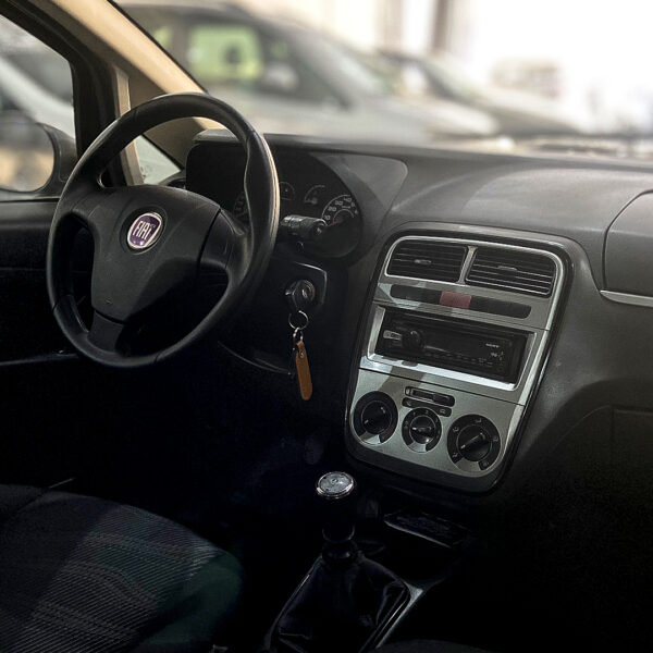 FIAT PUNTO ATTRACTIVE 1.4 2011 – Conforto, Economia e Estilo em um só carro - Imagem 6